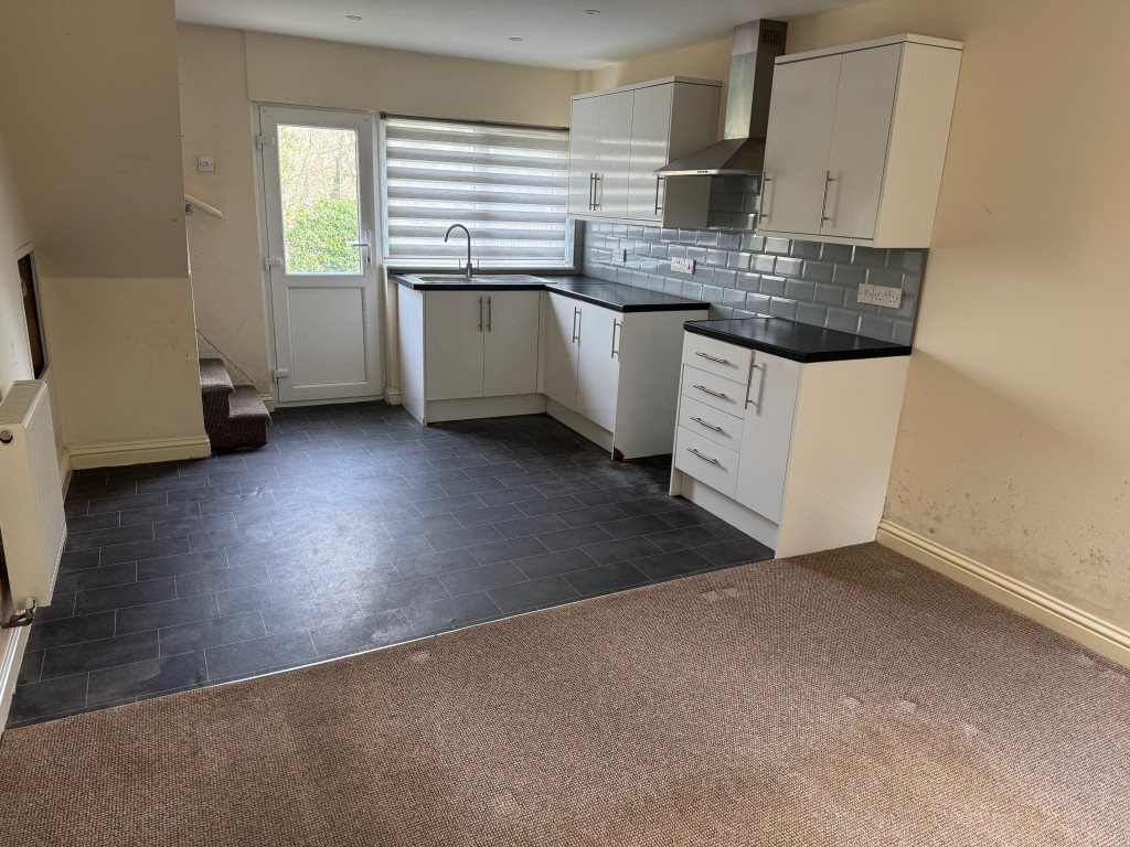 Lot: 178 - END-TERRACE HOUSE FOR IMPROVEMENT - Kitchen area